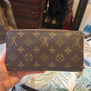 AUTHENTIC Louis Vuitton Zippy wallet